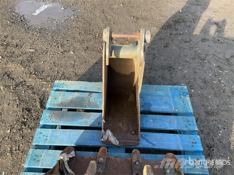  Quantity of (2) Strickland Digging 600mm 200mm Exc دلاء