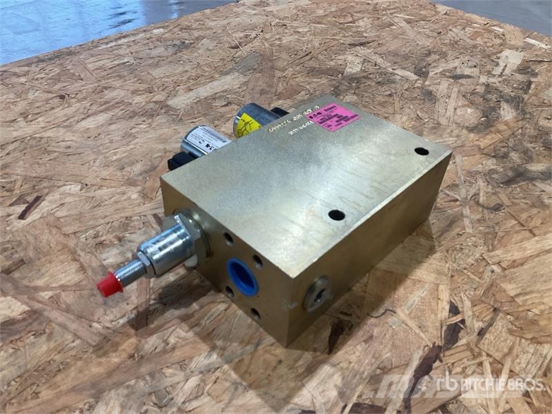  Quantity of (2) Trimble Hydraulic Counterbalance V Instruments, measuring and automation equipment