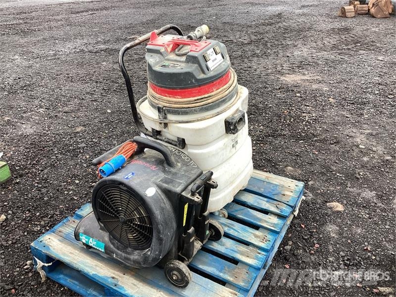  Quantity of (2) Vacuum Cleaner 業務用掃除機