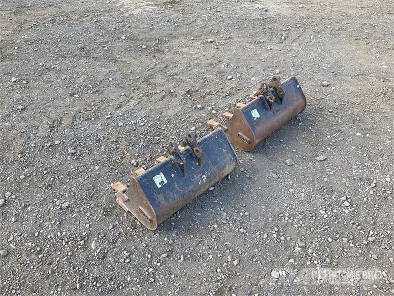 Quantity of (2) WHITES 600 mm Digging Excavator Bu Buckets
