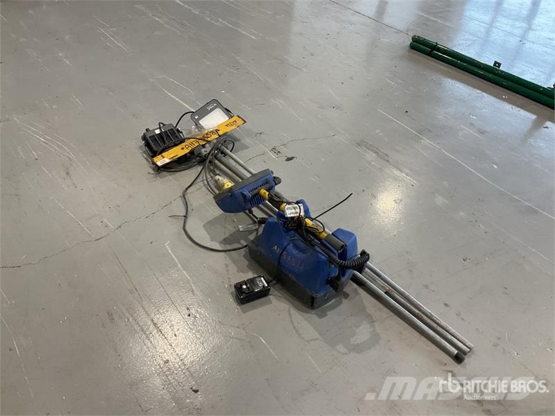  Quantity of (2) Work Lights معدات البناء - غير ذلك