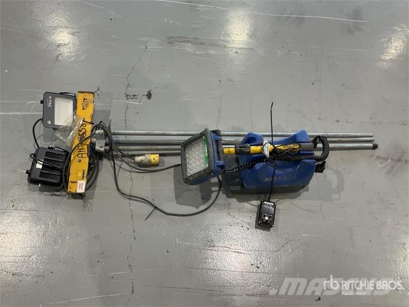  Quantity of (2) Work Lights معدات البناء - غير ذلك