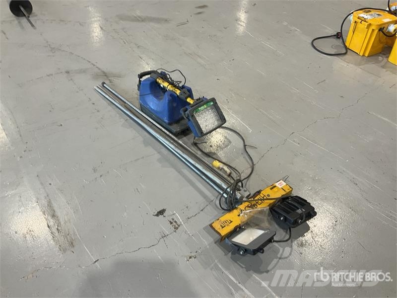  Quantity of (2) Work Lights معدات البناء - غير ذلك