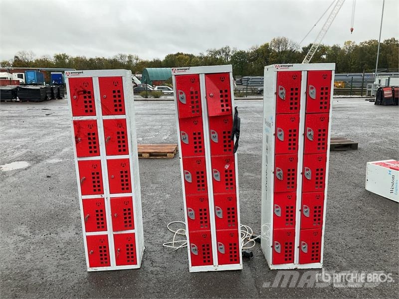 Quantity of (3) Armorgard Powerstation Tool Cabine Maszyny budowlane - Inne