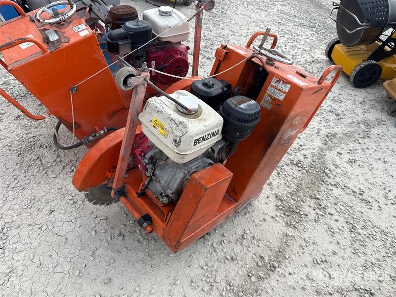 Quantity of (3) Asphalt Cutter Asfaldimasinate lisatarvikud