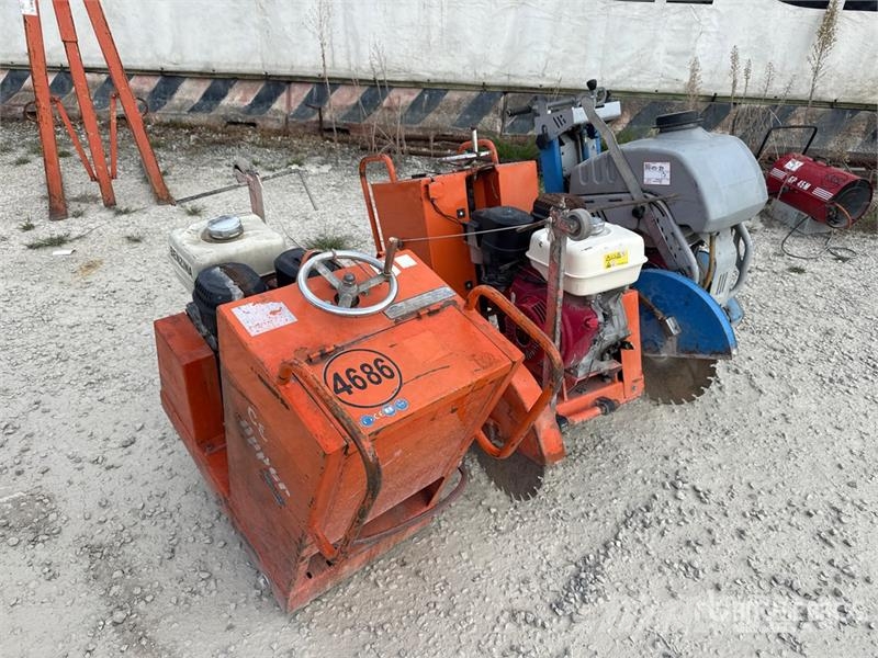 Quantity of (3) Asphalt Cutter Asfaldimasinate lisatarvikud