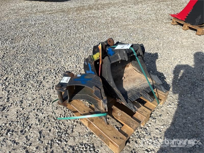 Quantity of (3) Cangini Digging Excavator Bucket دلاء