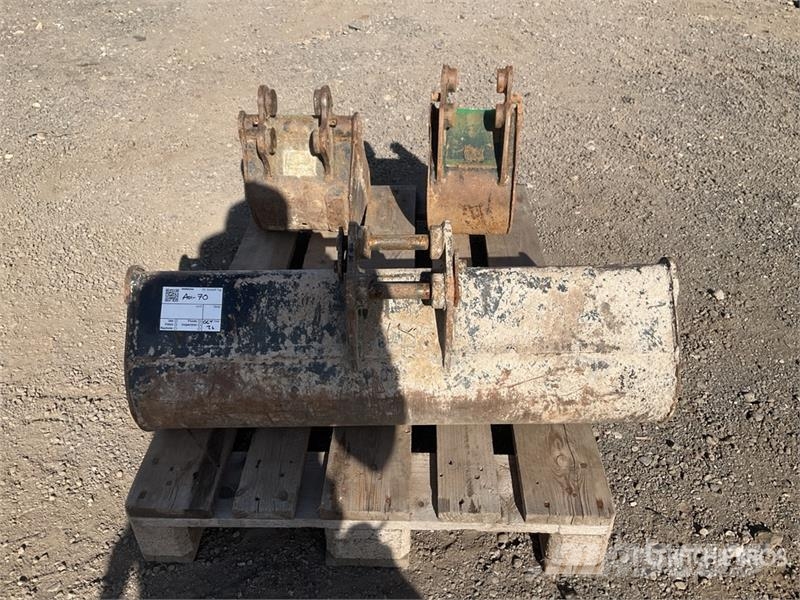 Quantity of (3) Digging 900mm,300mm,250mm Excavato Buckets