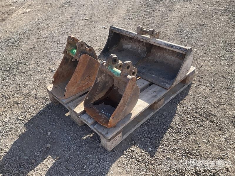 Quantity of (3) Digging 900mm,300mm,250mm Excavato Buckets