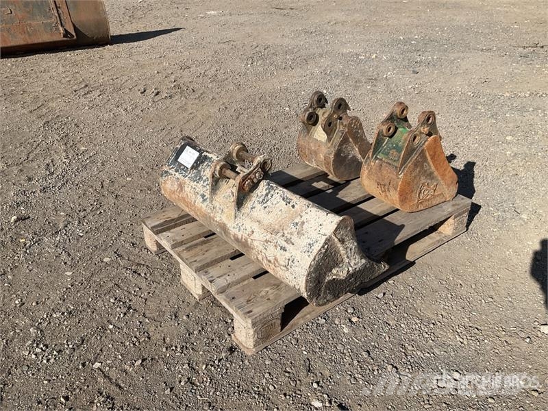 Quantity of (3) Digging 900mm,300mm,250mm Excavato Buckets