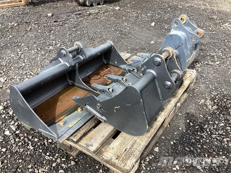  Quantity of (3) Excavator Bucket Buckets