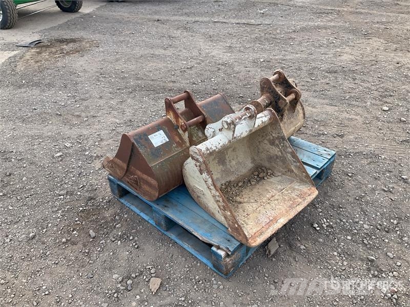  Quantity of (3) Excavator Bucket دلاء