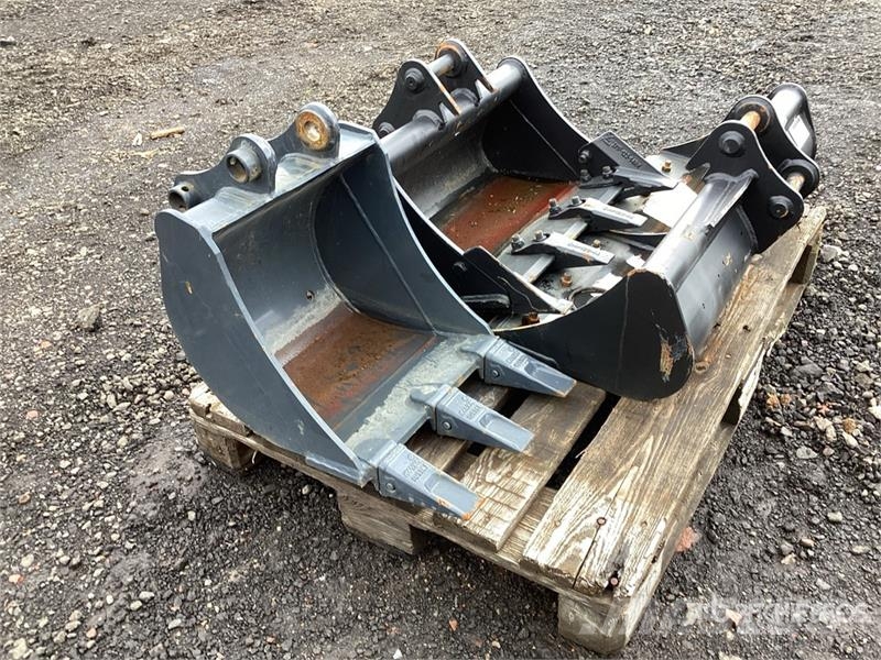  Quantity of (3) Excavator Bucket Buckets