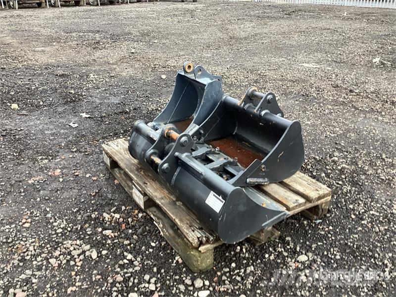  Quantity of (3) Excavator Bucket Buckets
