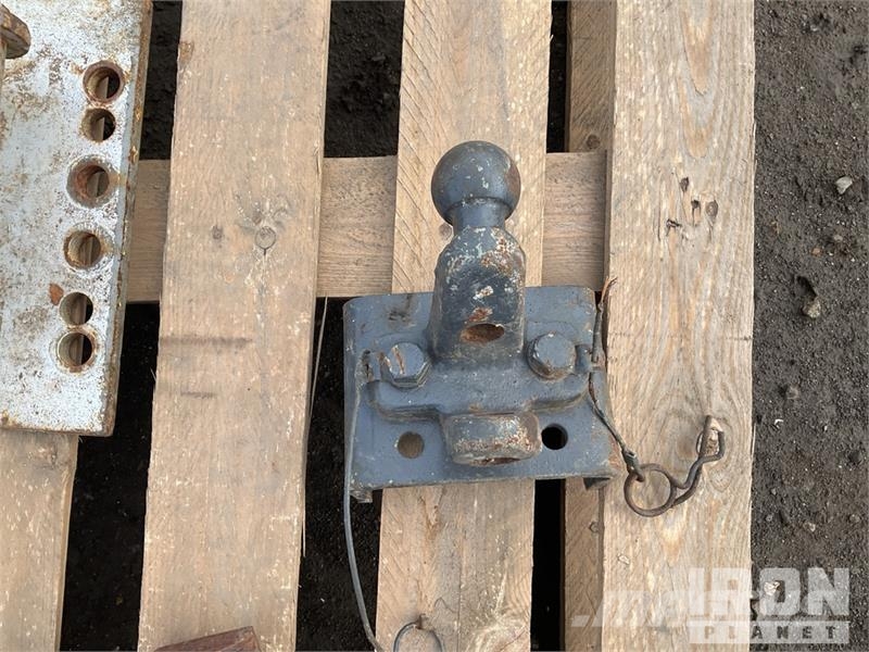 Quantity of (3) Hitch Agriculture - Others