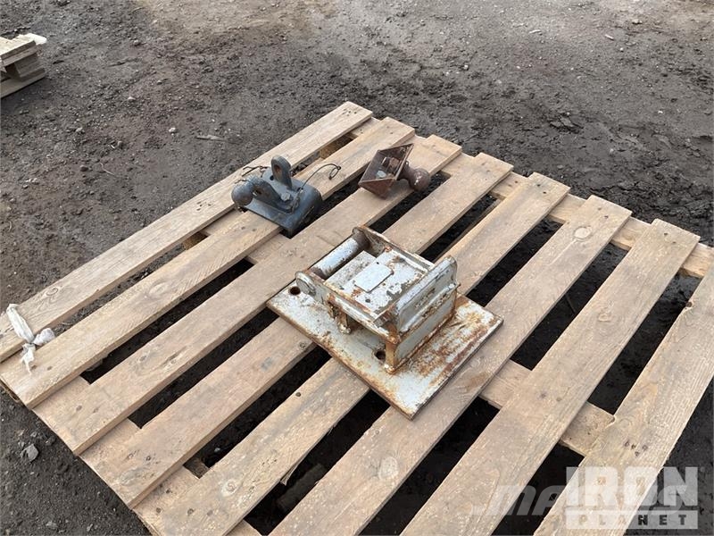 Quantity of (3) Hitch Agriculture - Others