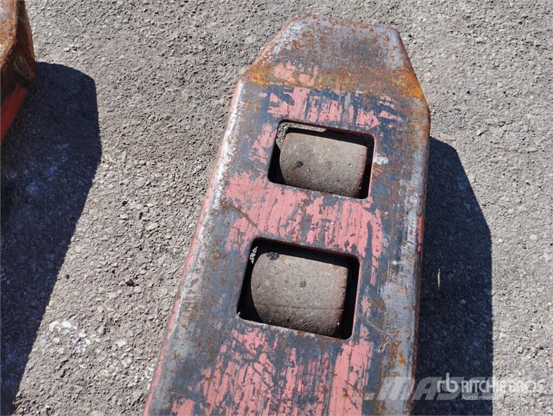  Quantity of (3) Pallet Jack Ръчно водими