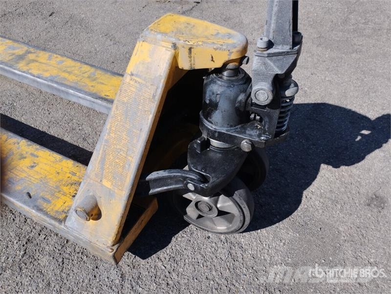  Quantity of (3) Pallet Jack Ръчно водими