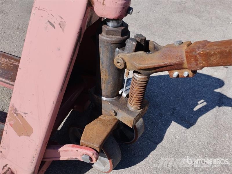  Quantity of (3) Pallet Jack Ръчно водими