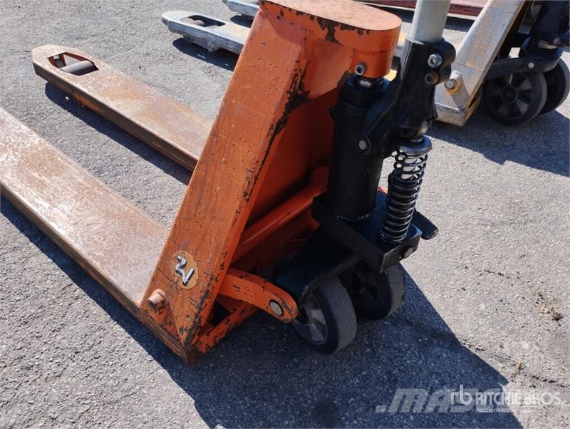  Quantity of (3) Pallet Jack Ръчно водими