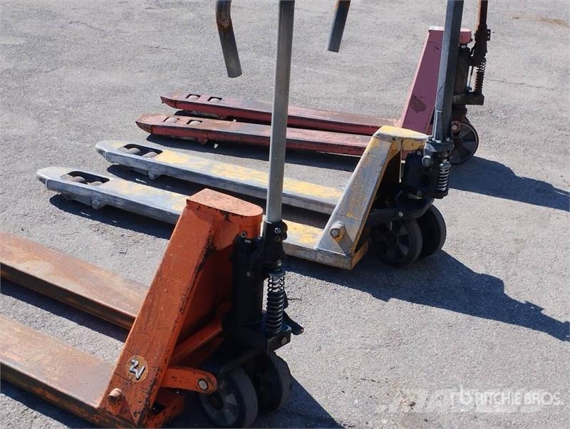  Quantity of (3) Pallet Jack Ръчно водими