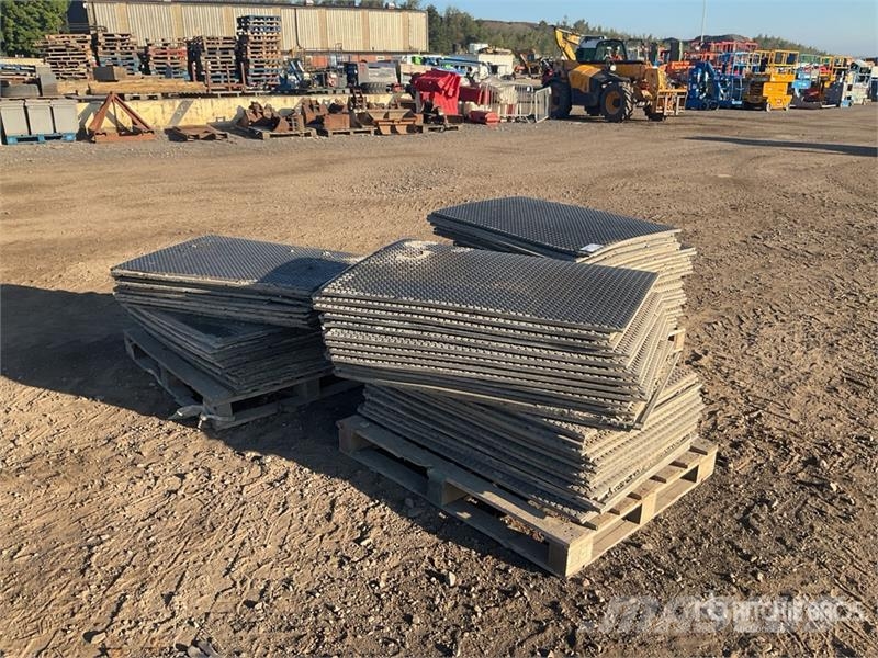  Quantity of (3) Pallets of Ground Protection Mat Sonstige Landmaschinen
