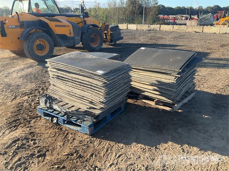  Quantity of (3) Pallets of Ground Protection Mat Sonstige Landmaschinen