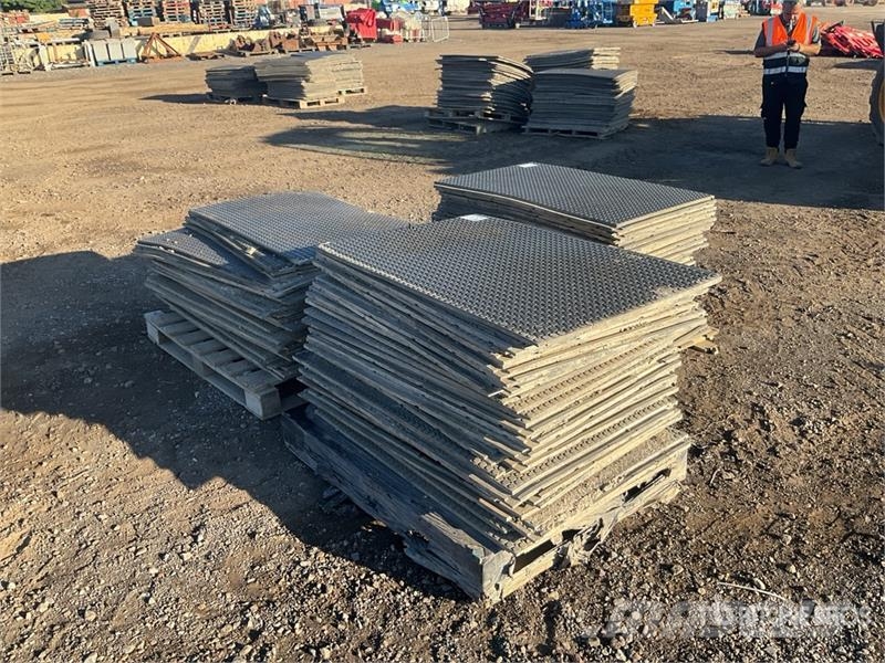  Quantity of (3) Pallets of Ground Protection Mat Sonstige Landmaschinen