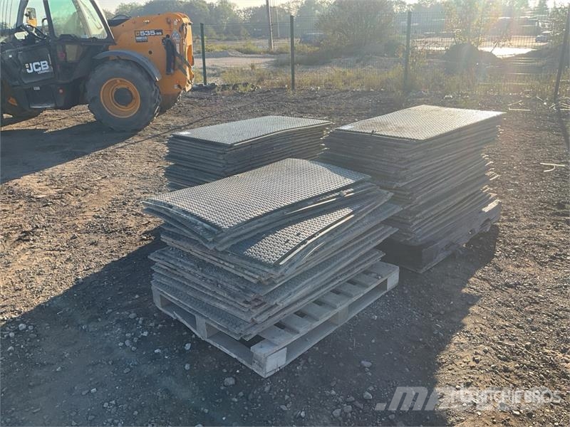  Quantity of (3) Pallets of Ground Protection Mat Sonstige Landmaschinen