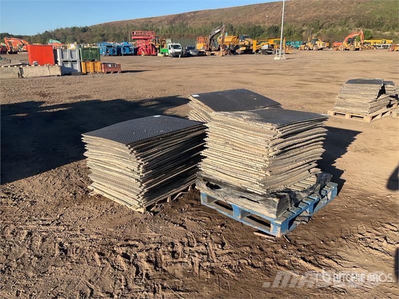  Quantity of (3) Pallets of Ground Protection Mat Sonstige Landmaschinen