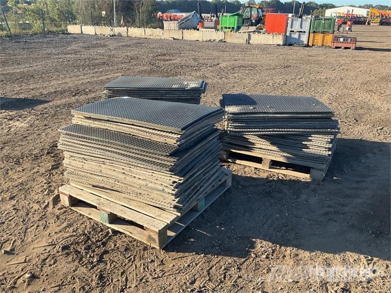  Quantity of (3) Pallets of Ground Protection Mat Sonstige Landmaschinen