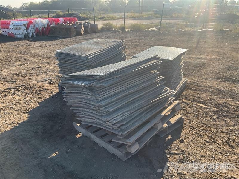  Quantity of (3) Pallets of Ground Protection Mat Sonstige Landmaschinen