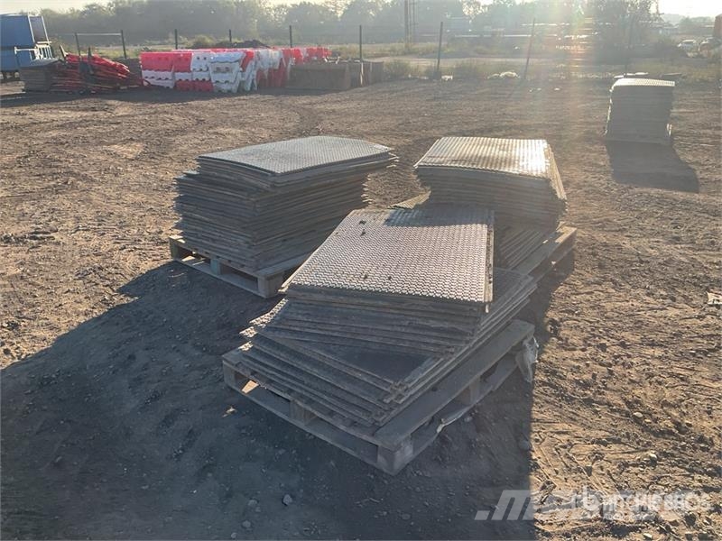  Quantity of (3) Pallets of Ground Protection Mat Sonstige Landmaschinen