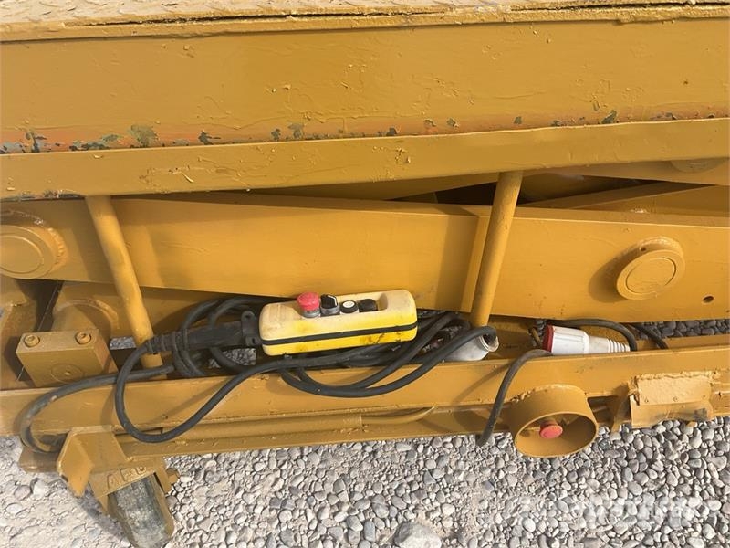  Quantity of (3) Scissor Lift رافعات مقصية الشكل
