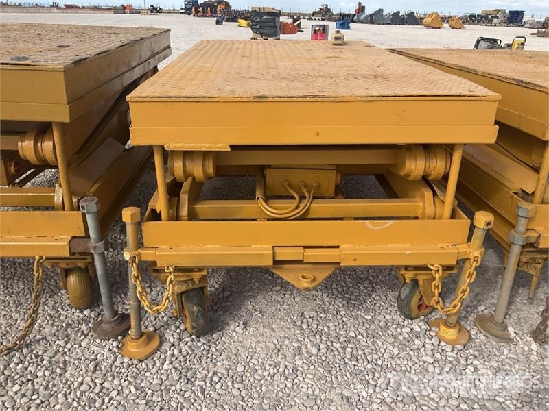  Quantity of (3) Scissor Lift رافعات مقصية الشكل