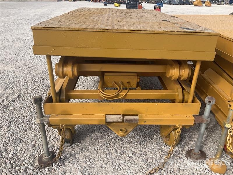  Quantity of (3) Scissor Lift رافعات مقصية الشكل