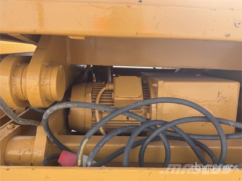  Quantity of (3) Scissor Lift رافعات مقصية الشكل