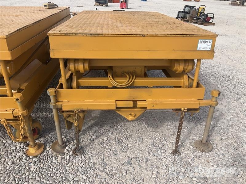  Quantity of (3) Scissor Lift رافعات مقصية الشكل