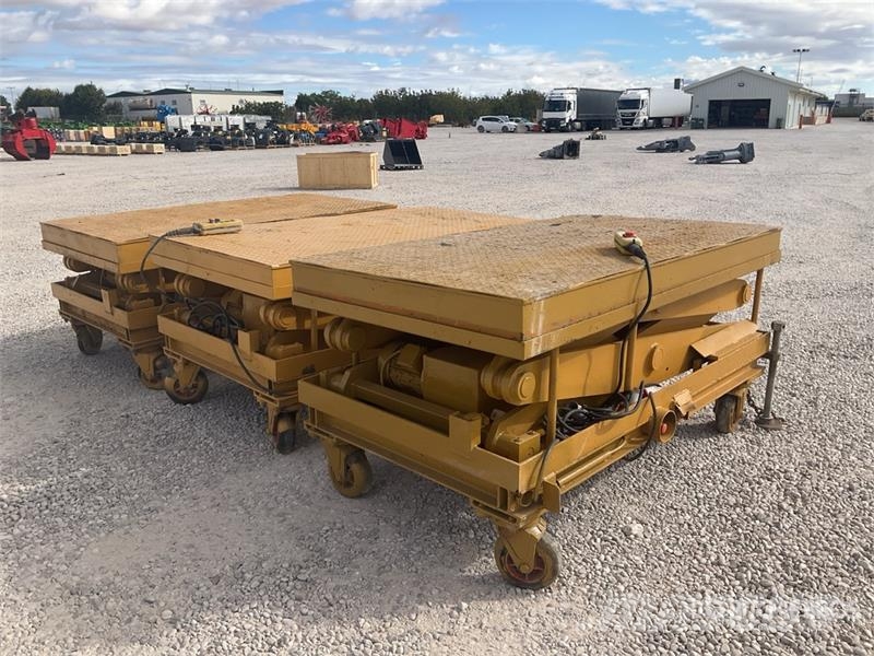 Quantity of (3) Scissor Lift رافعات مقصية الشكل