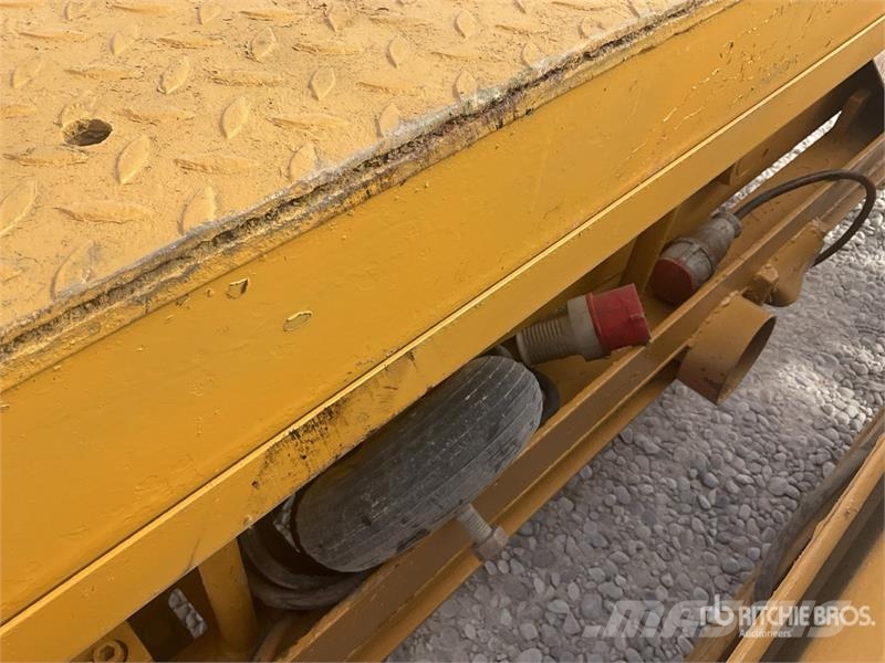  Quantity of (3) Scissor Lift رافعات مقصية الشكل