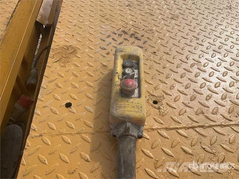  Quantity of (3) Scissor Lift رافعات مقصية الشكل