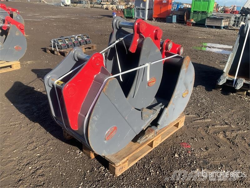 Quantity of (3) Strickland Digging Excavator Bucke دلاء