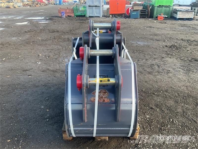 Quantity of (3) Strickland Digging Excavator Bucke دلاء