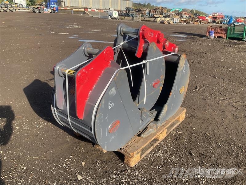 Quantity of (3) Strickland Digging Excavator Bucke دلاء