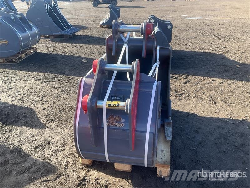  Quantity of (3) Strickland Digging Excavator Bucke دلاء