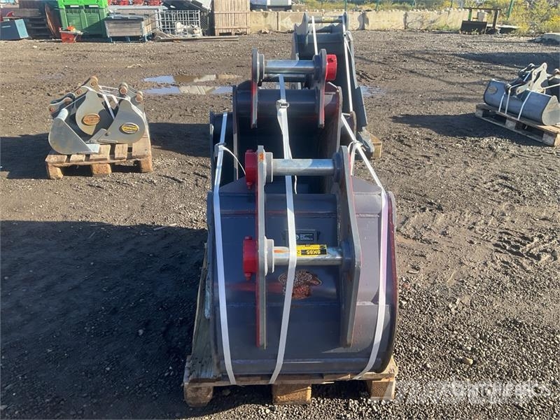Quantity of (3) Strickland Digging Excavator Bucke دلاء