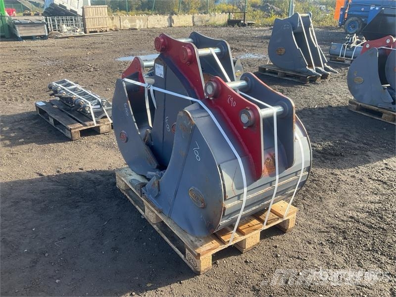  Quantity of (3) Strickland Digging Excavator Bucke دلاء