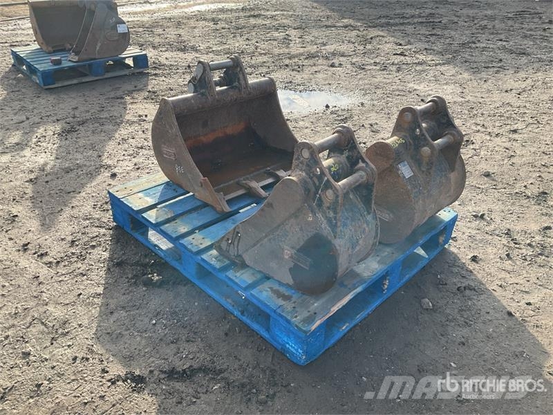 Quantity of (3) WHITES Digging 600 mm 450mm 300mm  دلاء