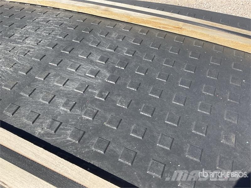 Quantity of (35) Connectable Road Plates (Unused) Otros componentes