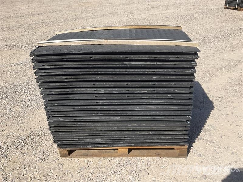 Quantity of (35) Connectable Road Plates (Unused) Otros componentes